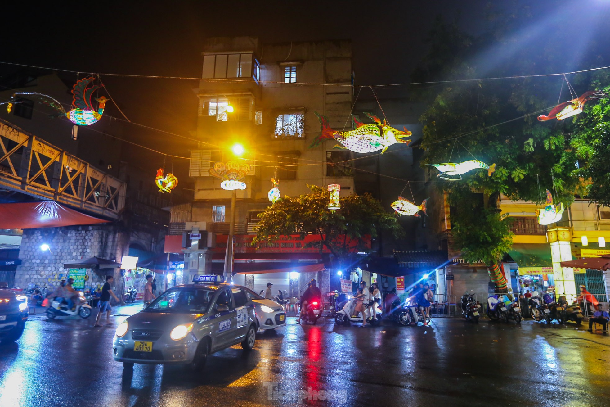 Độc lạ đèn trung thu truyền thống 'lơ lửng' trên những con phố cổ Hà Nội - Ảnh 1.