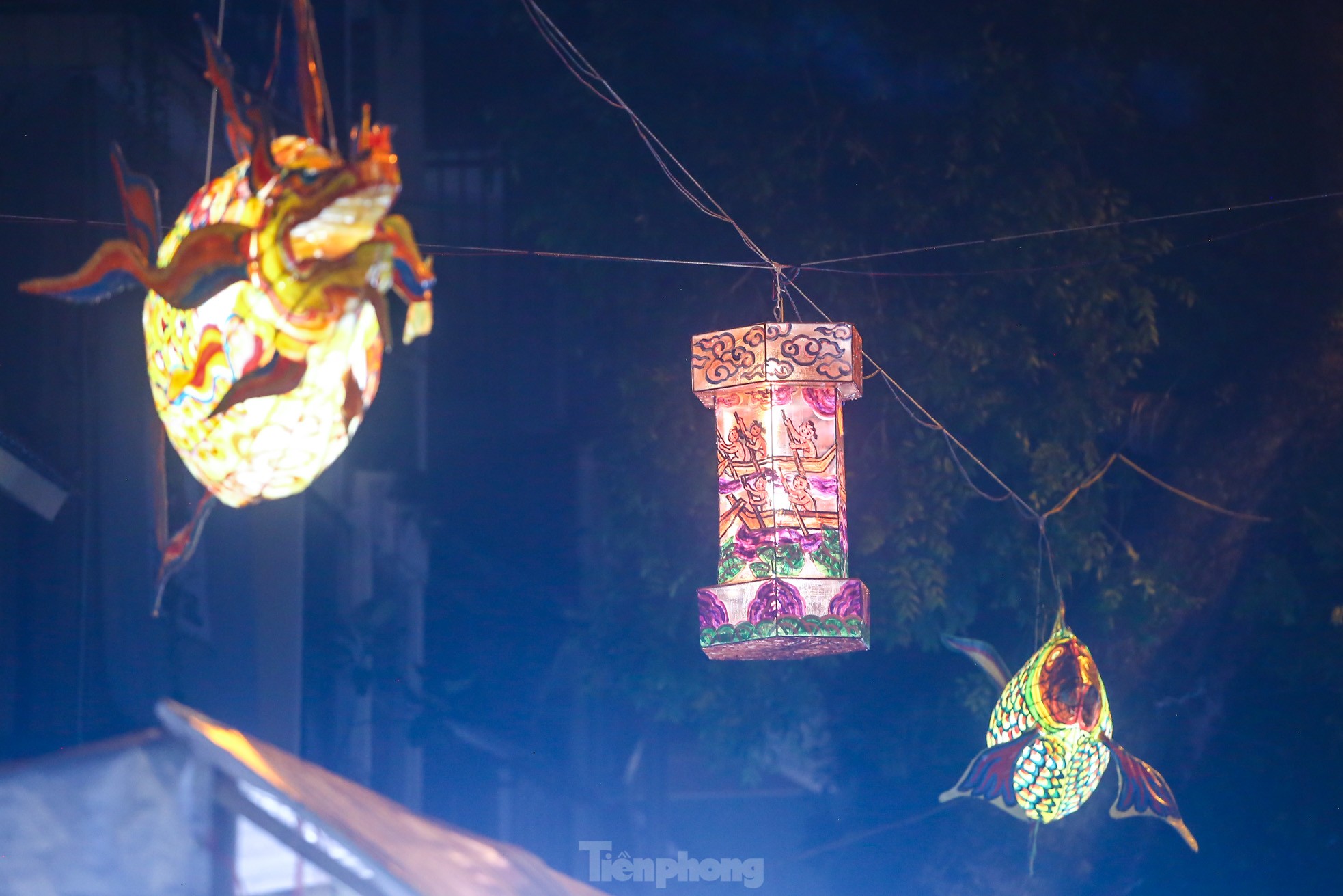 Độc lạ đèn trung thu truyền thống 'lơ lửng' trên những con phố cổ Hà Nội - Ảnh 9.