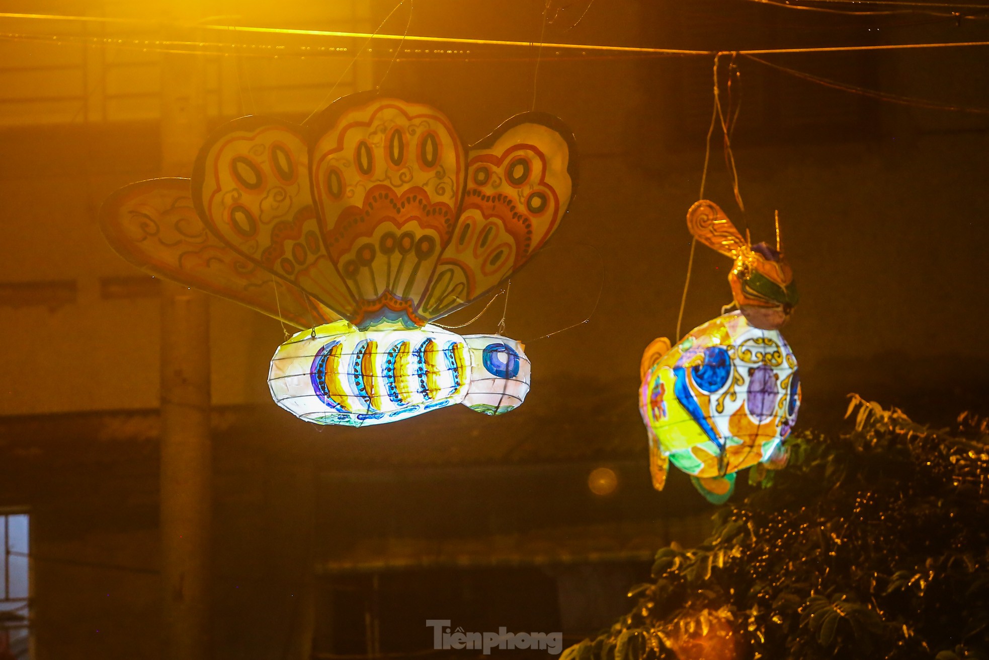 Độc lạ đèn trung thu truyền thống 'lơ lửng' trên những con phố cổ Hà Nội - Ảnh 10.