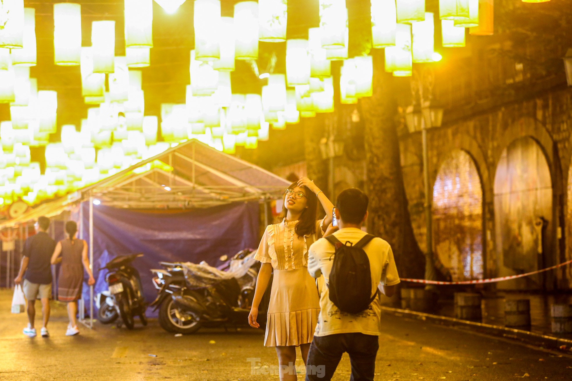 Độc lạ đèn trung thu truyền thống 'lơ lửng' trên những con phố cổ Hà Nội - Ảnh 16.