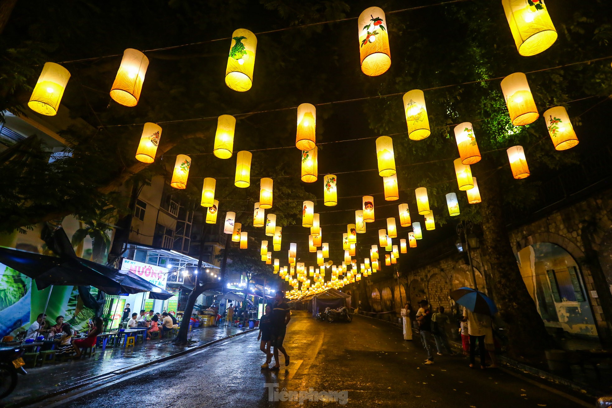 Độc lạ đèn trung thu truyền thống 'lơ lửng' trên những con phố cổ Hà Nội - Ảnh 14.