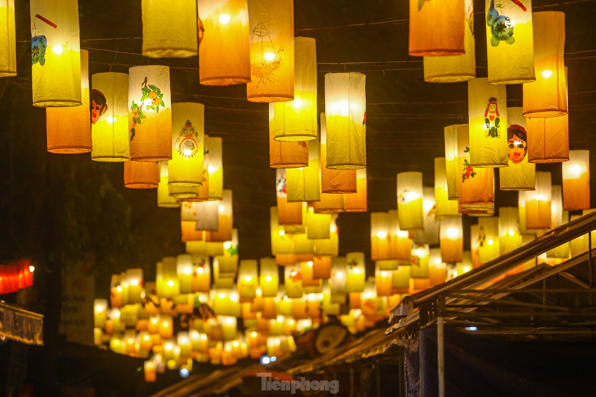Độc lạ đèn trung thu truyền thống 'lơ lửng' trên những con phố cổ Hà Nội - Ảnh 15.