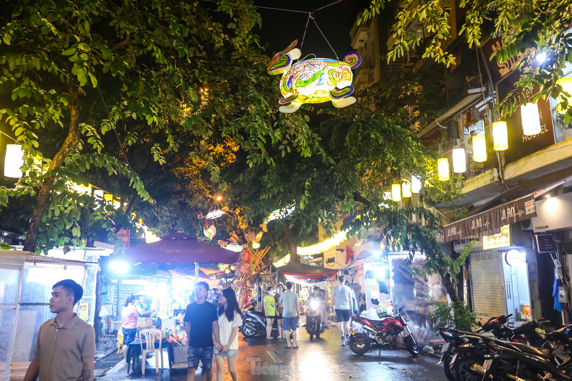 Độc lạ đèn trung thu truyền thống 'lơ lửng' trên những con phố cổ Hà Nội - Ảnh 2.