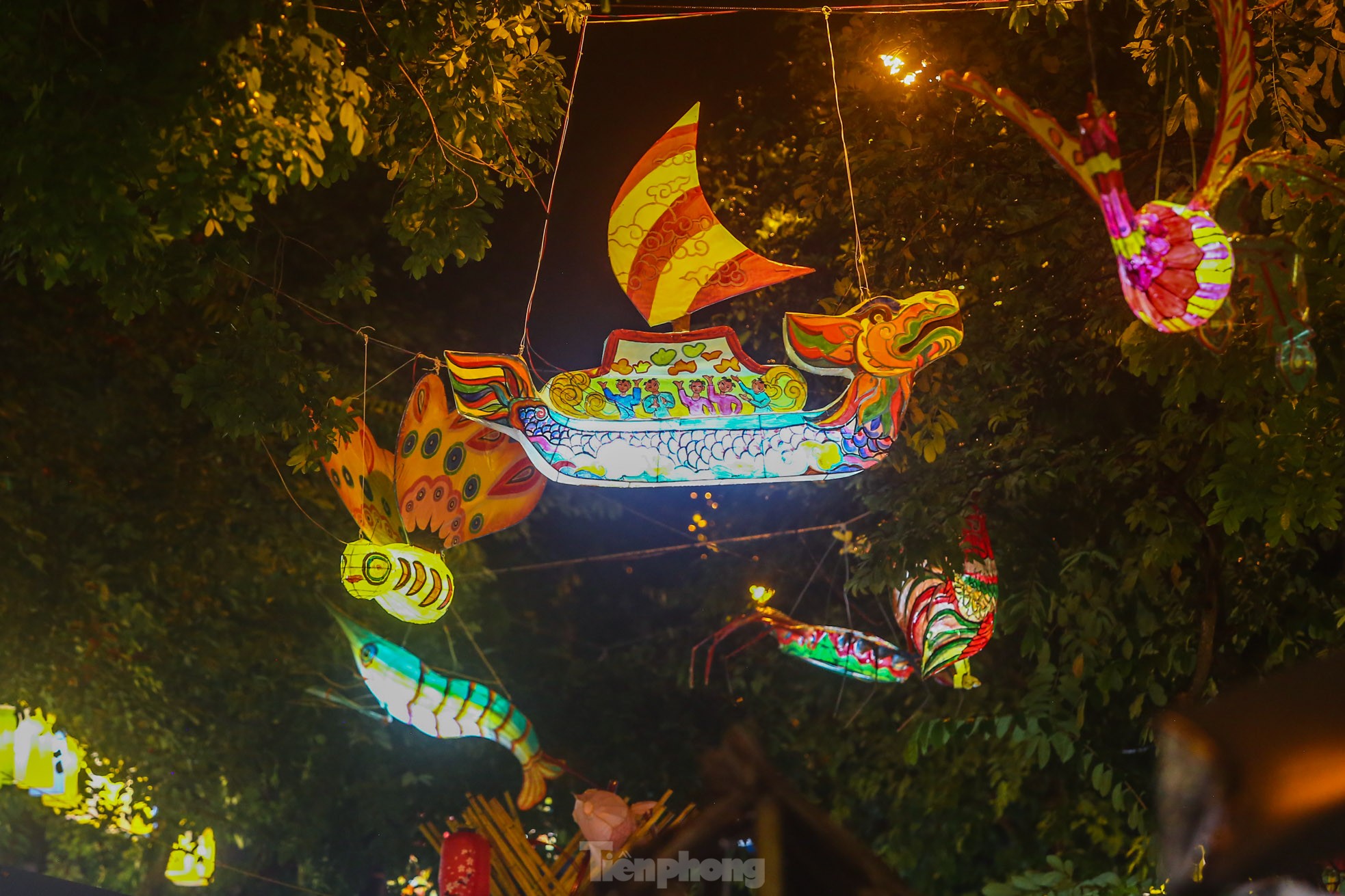 Độc lạ đèn trung thu truyền thống 'lơ lửng' trên những con phố cổ Hà Nội - Ảnh 3.