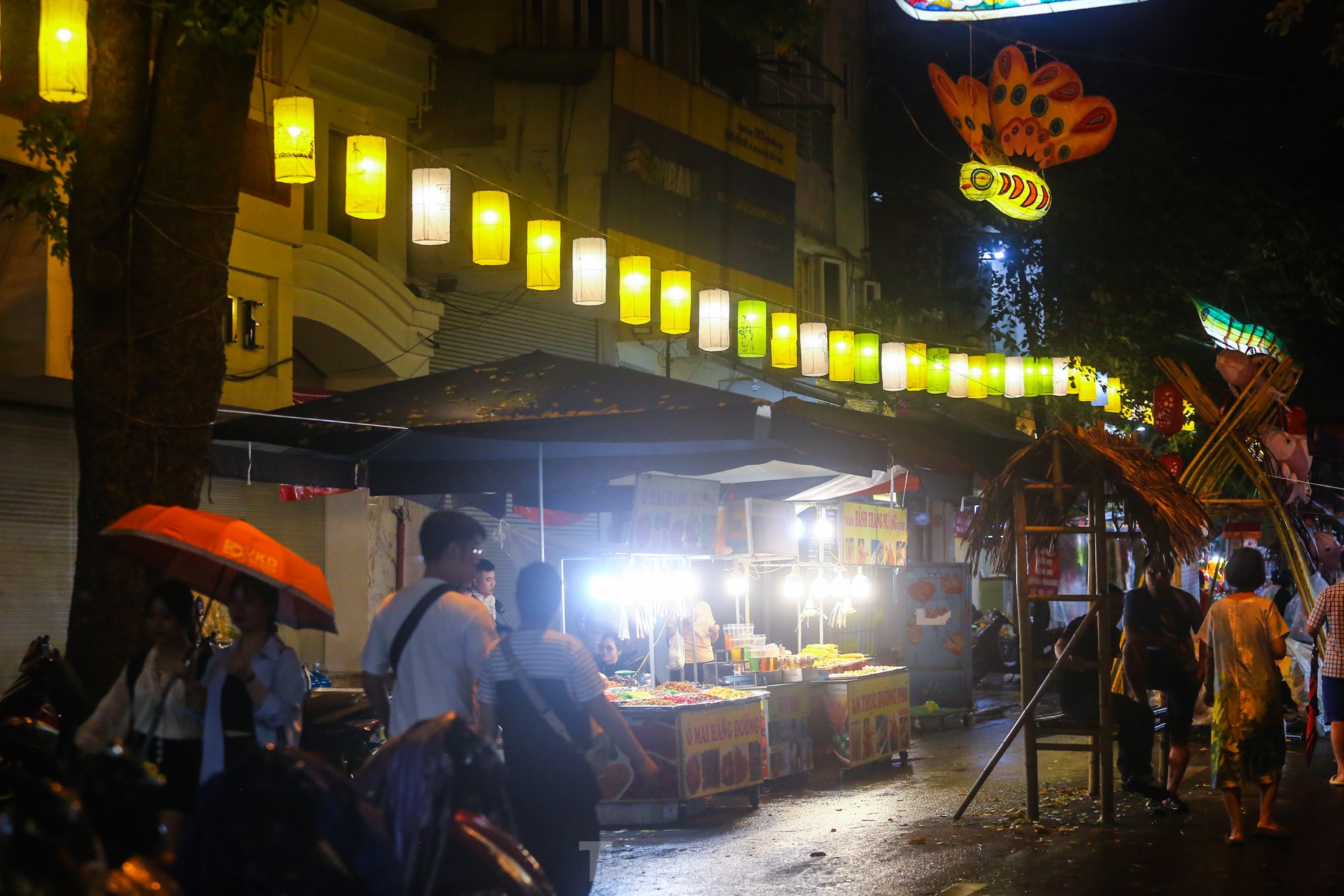Độc lạ đèn trung thu truyền thống 'lơ lửng' trên những con phố cổ Hà Nội - Ảnh 12.