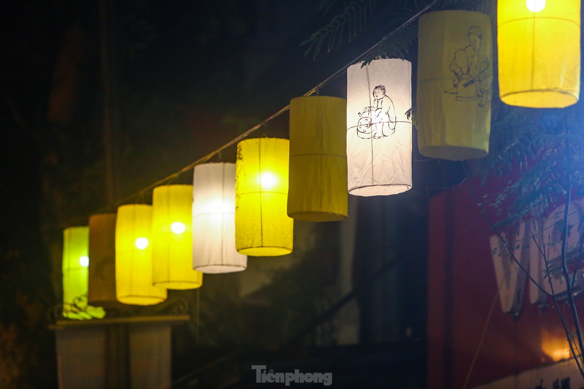 Độc lạ đèn trung thu truyền thống 'lơ lửng' trên những con phố cổ Hà Nội - Ảnh 13.