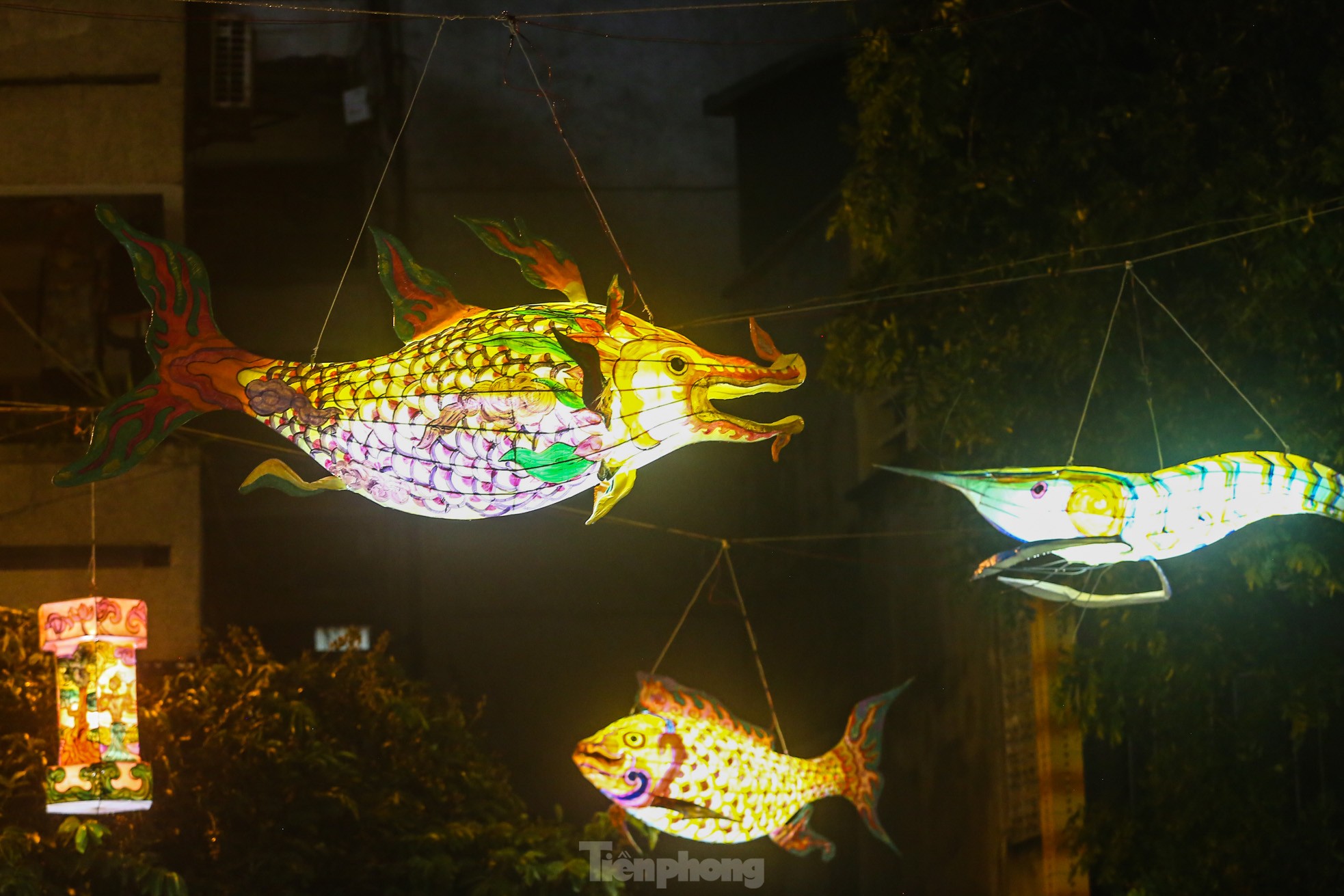 Độc lạ đèn trung thu truyền thống 'lơ lửng' trên những con phố cổ Hà Nội - Ảnh 4.