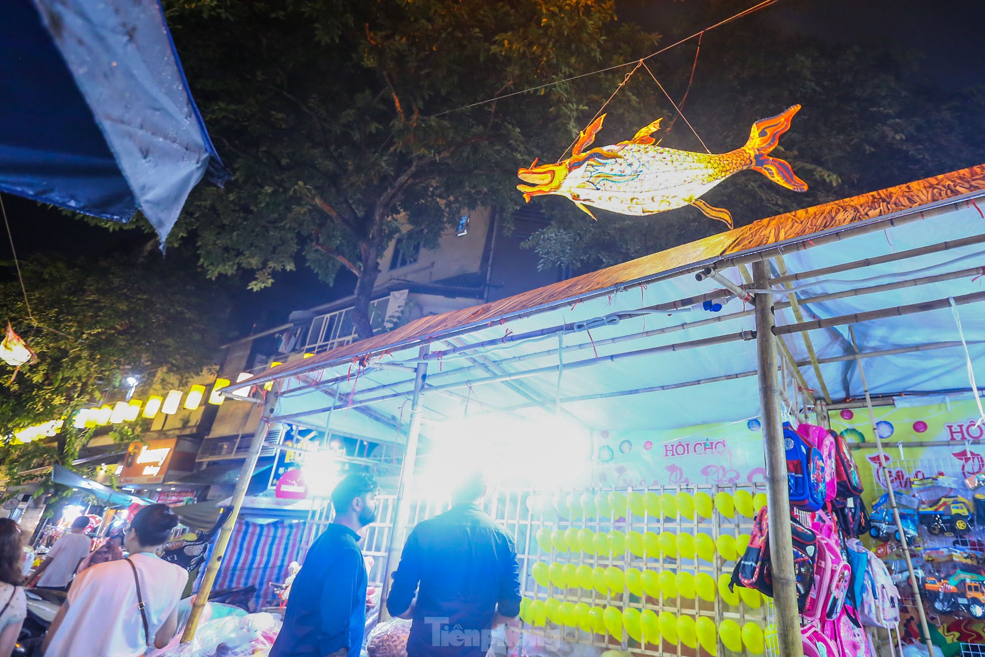 Độc lạ đèn trung thu truyền thống 'lơ lửng' trên những con phố cổ Hà Nội - Ảnh 7.