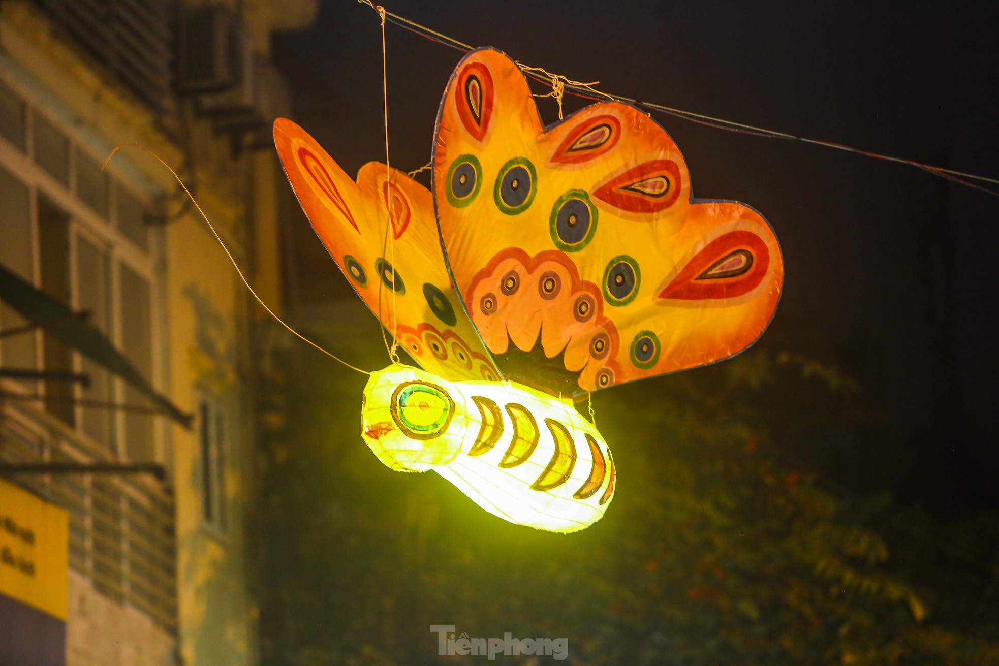 Độc lạ đèn trung thu truyền thống 'lơ lửng' trên những con phố cổ Hà Nội - Ảnh 8.