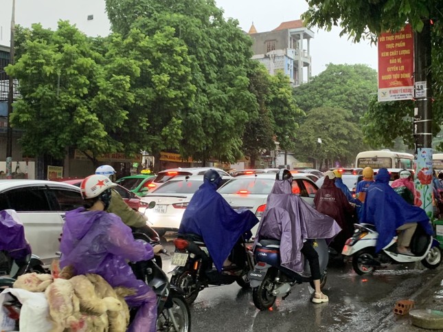 Mưa lớn gây ngập lụt, ách tắc giao thông ở thành phố Thanh Hóa - Ảnh 8.
