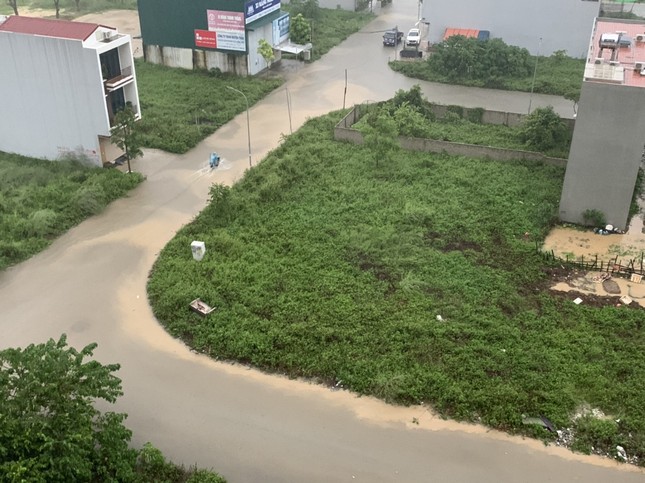Mưa lớn gây ngập lụt, ách tắc giao thông ở thành phố Thanh Hóa - Ảnh 7.