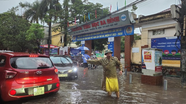 Mưa lớn gây ngập lụt, ách tắc giao thông ở thành phố Thanh Hóa - Ảnh 6.