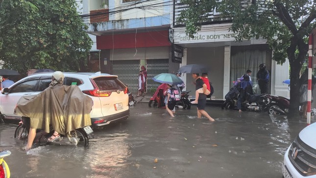 Mưa lớn gây ngập lụt, ách tắc giao thông ở thành phố Thanh Hóa - Ảnh 5.