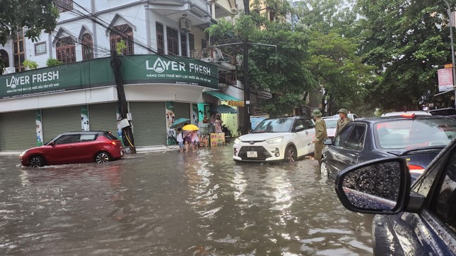 Mưa lớn gây ngập lụt, ách tắc giao thông ở thành phố Thanh Hóa - Ảnh 4.