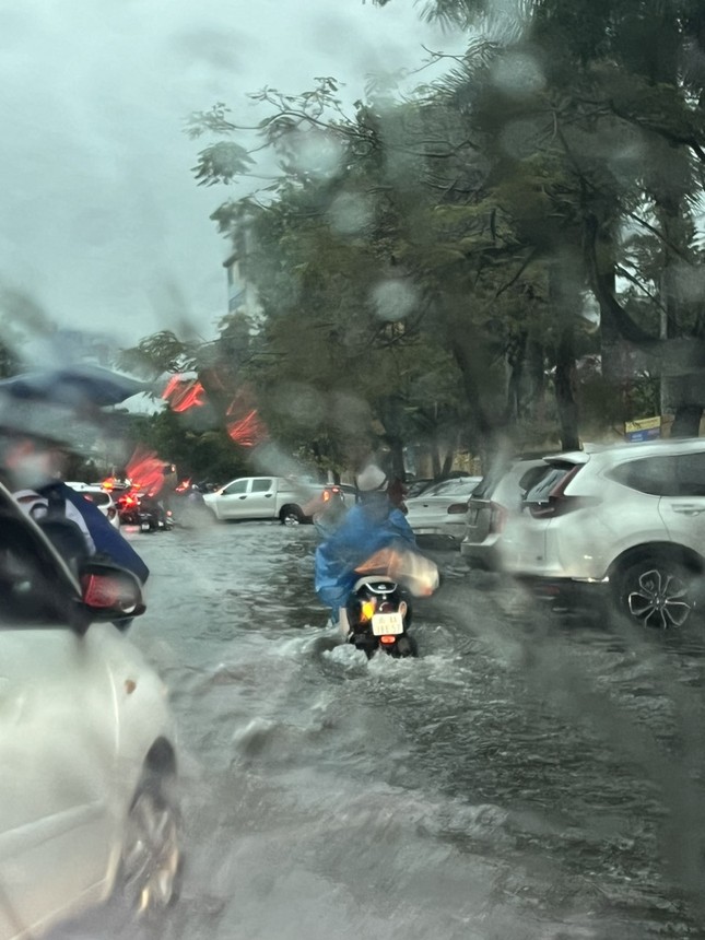 Mưa lớn gây ngập lụt, ách tắc giao thông ở thành phố Thanh Hóa - Ảnh 1.