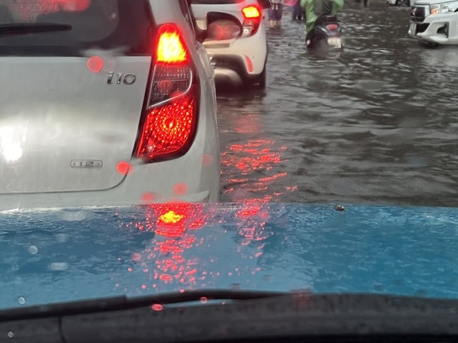Mưa lớn gây ngập lụt, ách tắc giao thông ở thành phố Thanh Hóa - Ảnh 2.