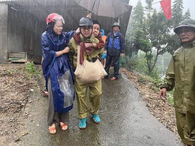 Nghệ An: 1.734 nhà dân bị ngập, 322 hồ đập đầy nước do mưa lũ - Ảnh 9.