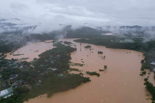 Nghệ An: 1.734 nhà dân bị ngập, 322 hồ đập đầy nước do mưa lũ - Ảnh 1.