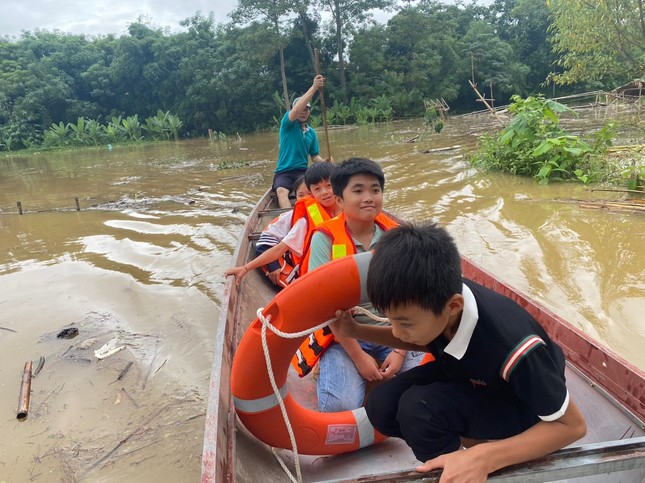 Nghệ An: 1.734 nhà dân bị ngập, 322 hồ đập đầy nước do mưa lũ - Ảnh 12.