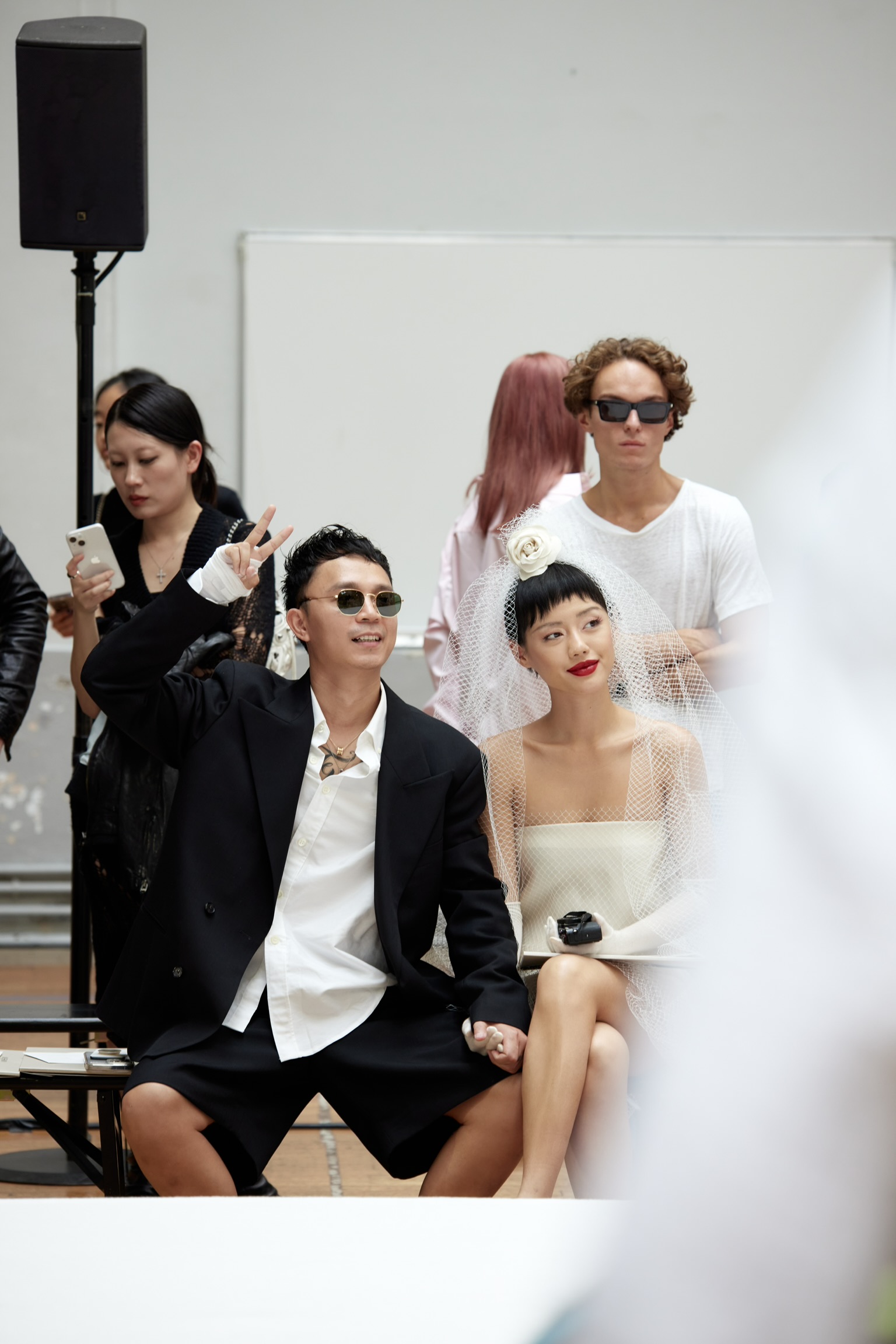 Cặp đôi thời trang 'Cô em Trendy' Khánh Linh và Vũ Minh Kông chụp ảnh cưới ngay tại show diễn thời trang - Ảnh 3.