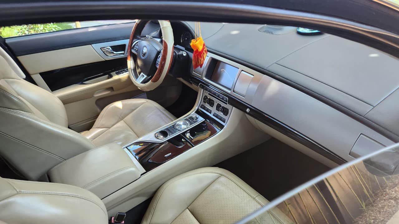 800 triệu muốn mua xe sang ít đụng hàng trong phân khúc ‘Mẹc E’ thì chiếc Jaguar XF này là lựa chọn đáng tham khảo