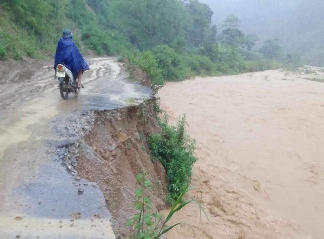 Nghệ An: 1.734 nhà dân bị ngập, 322 hồ đập đầy nước do mưa lũ - Ảnh 13.