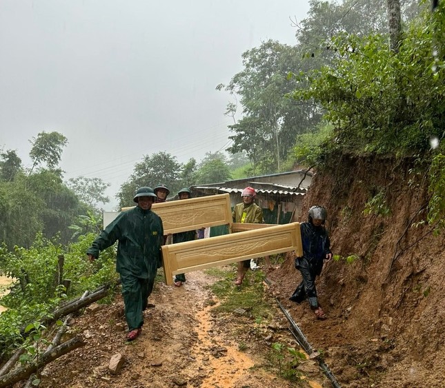 Nghệ An: 1.734 nhà dân bị ngập, 322 hồ đập đầy nước do mưa lũ - Ảnh 4.