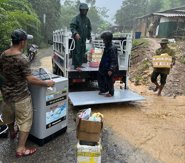 Nghệ An: 1.734 nhà dân bị ngập, 322 hồ đập đầy nước do mưa lũ - Ảnh 5.