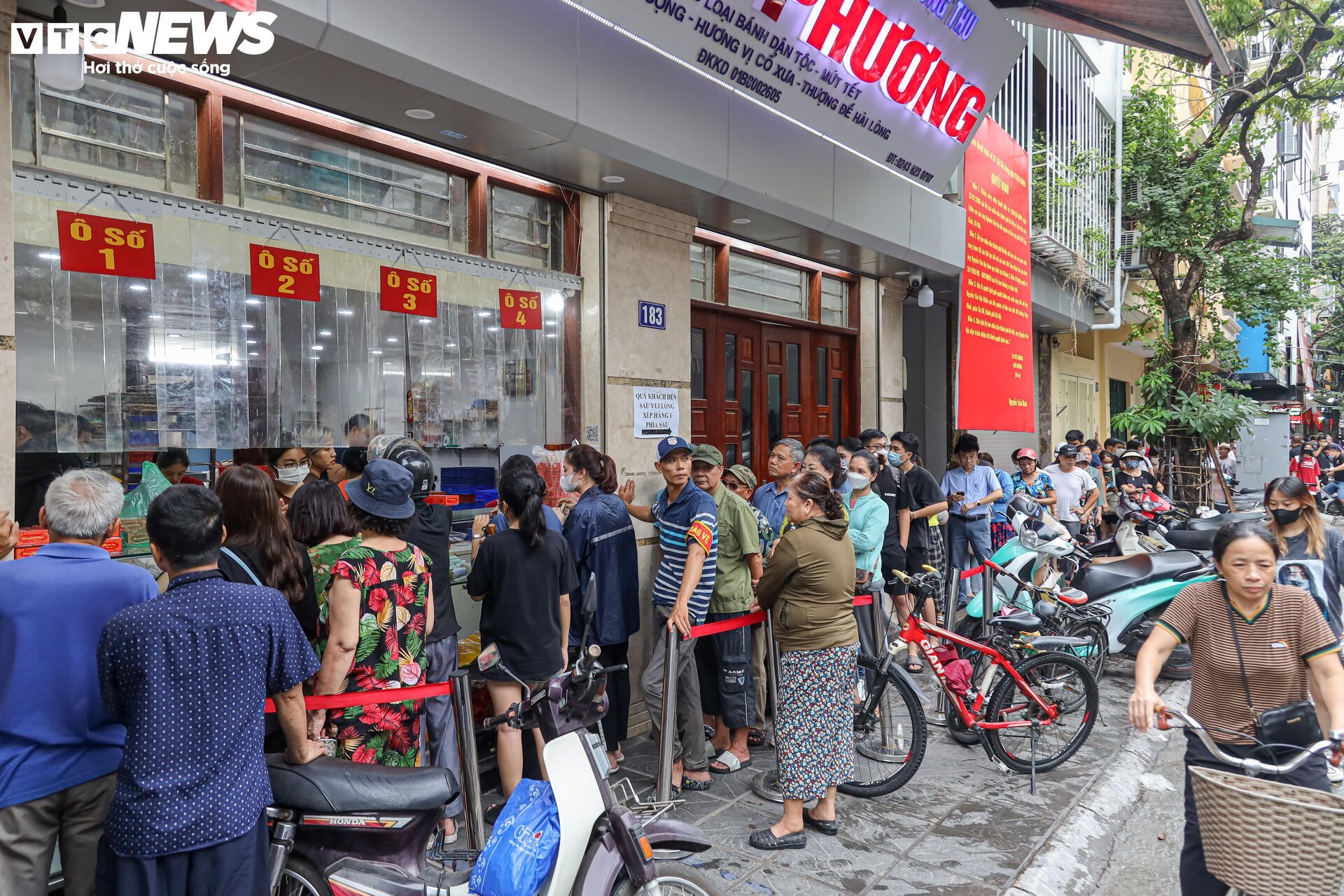 Hàng trăm người xếp hàng chờ mua bánh trung thu ở Hà Nội - Ảnh 2.
