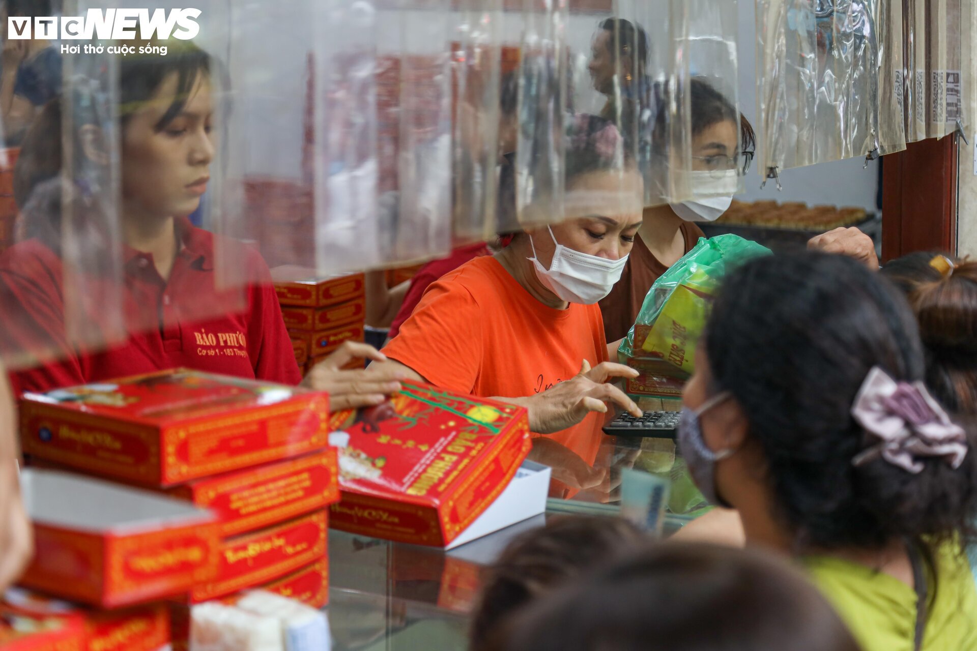 Hàng trăm người xếp hàng chờ mua bánh trung thu ở Hà Nội - Ảnh 5.