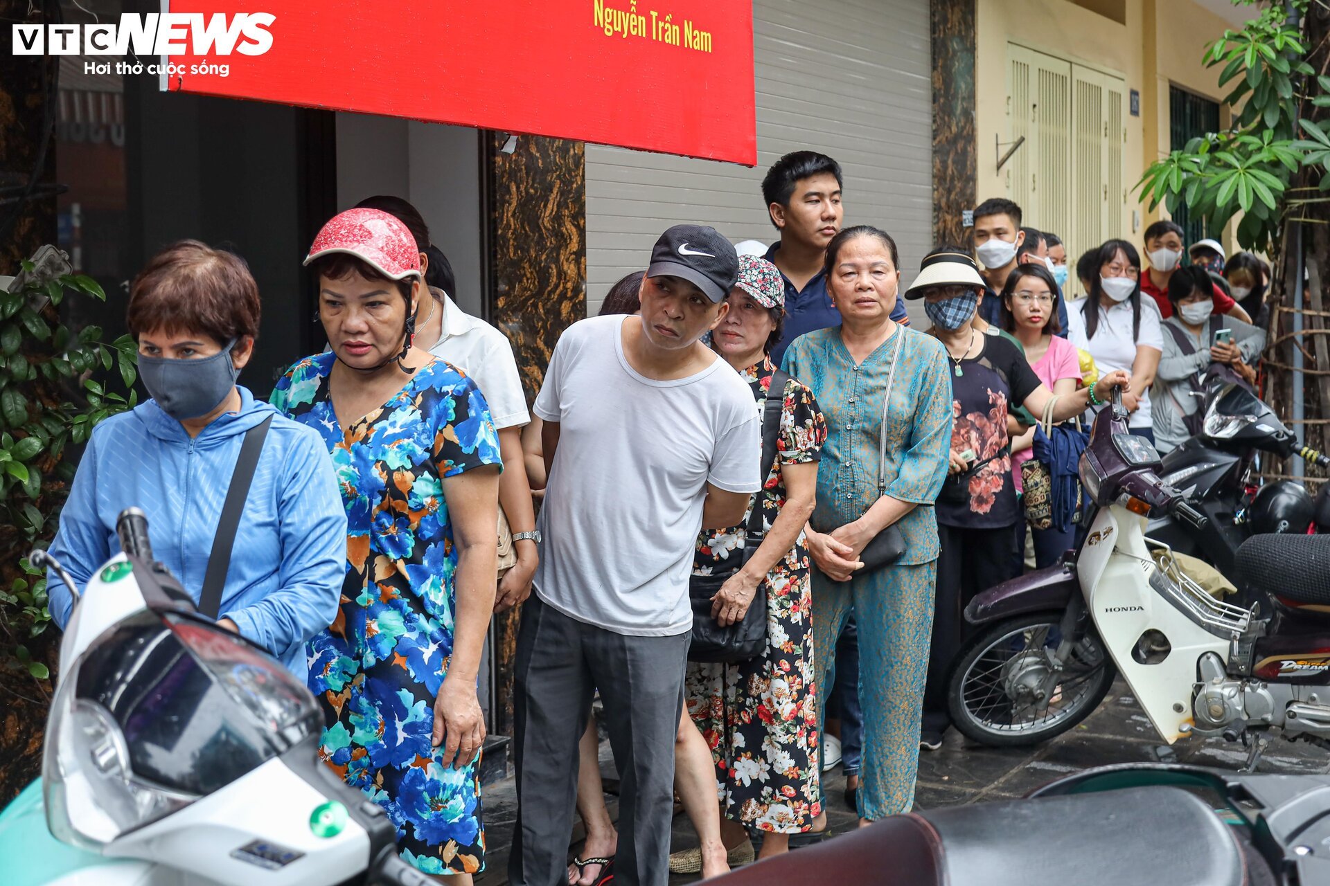 Hàng trăm người xếp hàng chờ mua bánh trung thu ở Hà Nội - Ảnh 10.