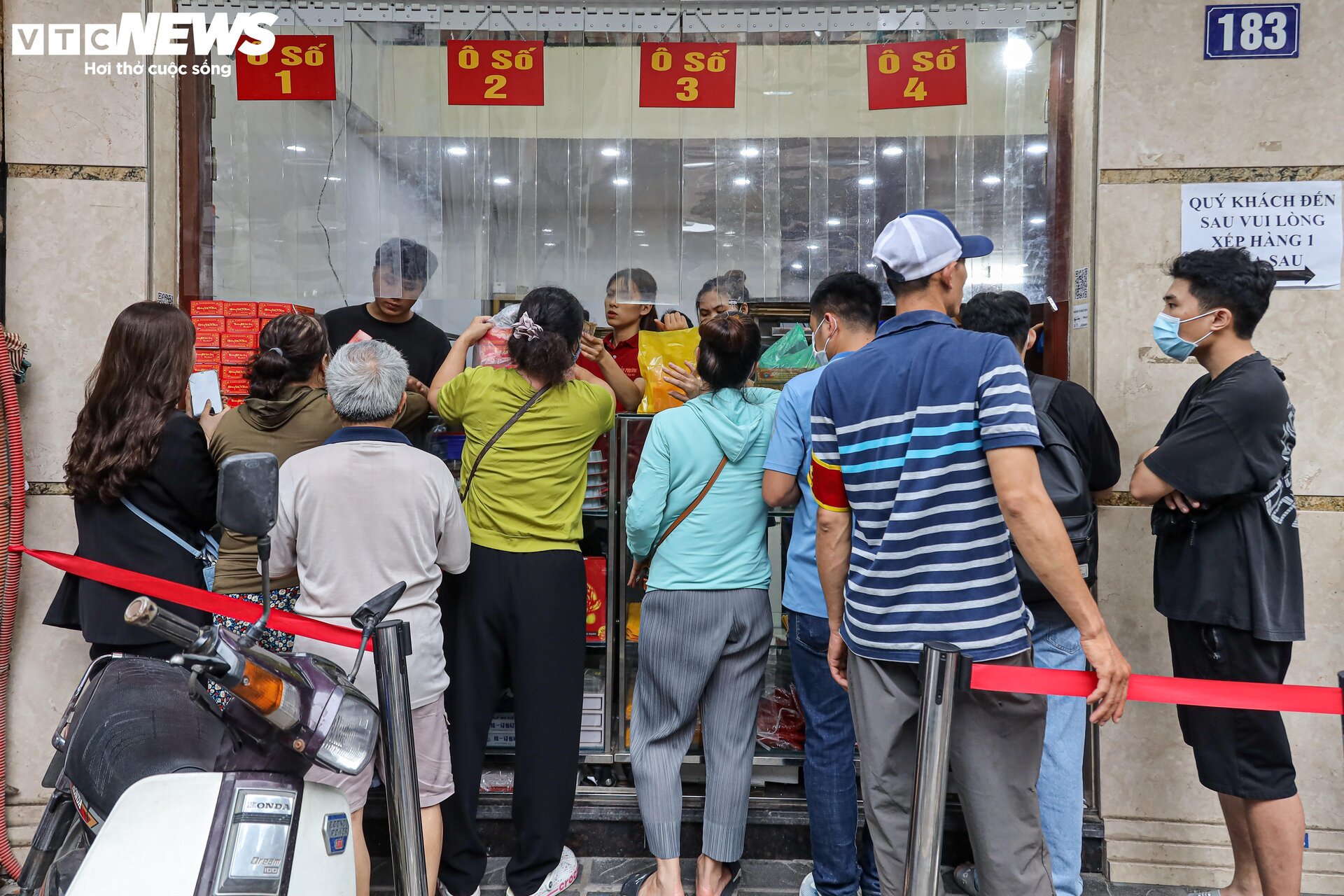 Hàng trăm người xếp hàng chờ mua bánh trung thu ở Hà Nội - Ảnh 3.