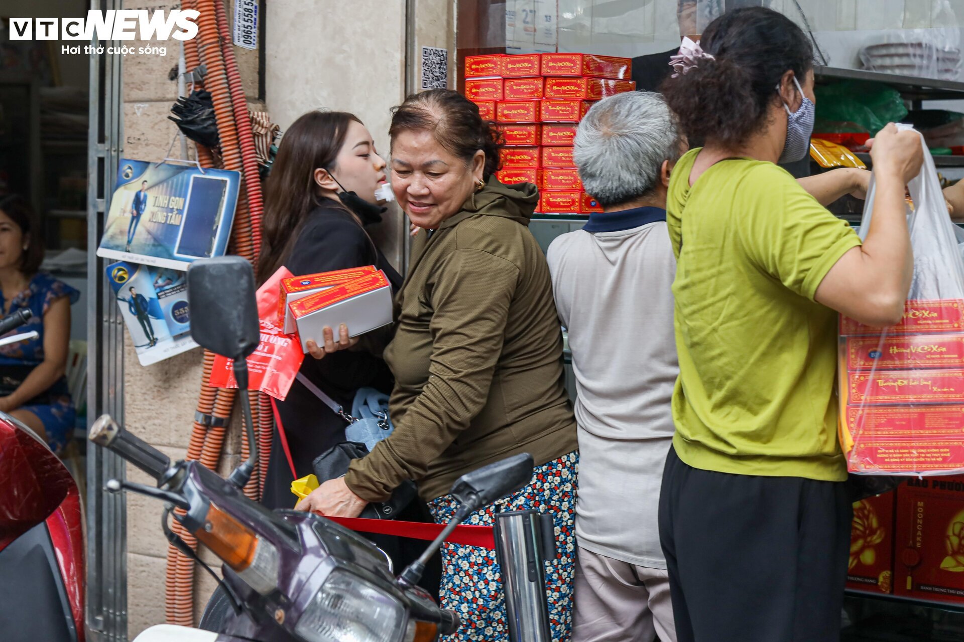 Hàng trăm người xếp hàng chờ mua bánh trung thu ở Hà Nội - Ảnh 8.