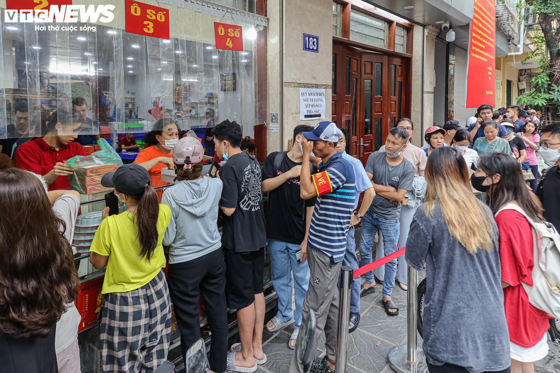 Hàng trăm người xếp hàng chờ mua bánh trung thu ở Hà Nội - Ảnh 4.