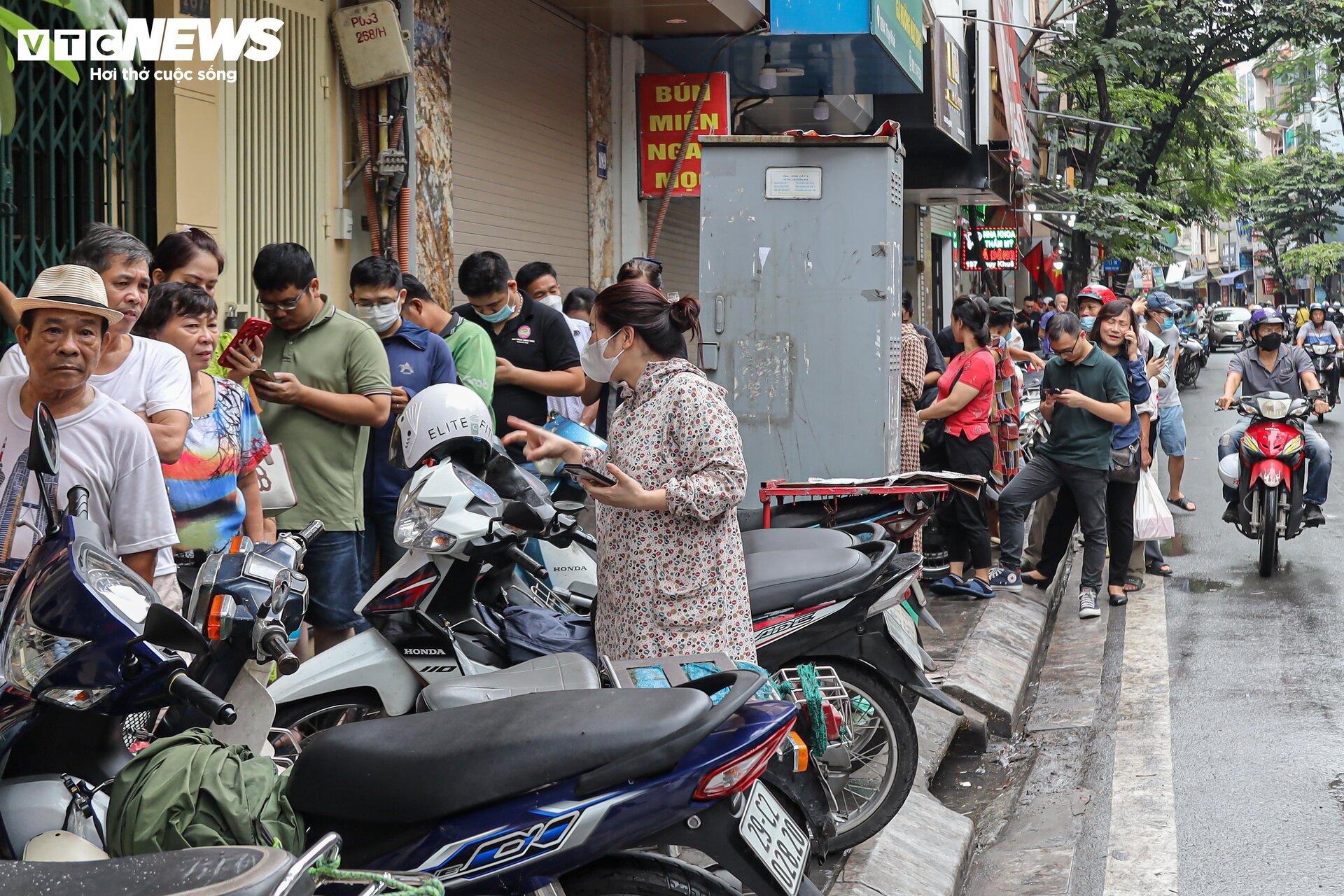 Hàng trăm người xếp hàng chờ mua bánh trung thu ở Hà Nội - Ảnh 12.