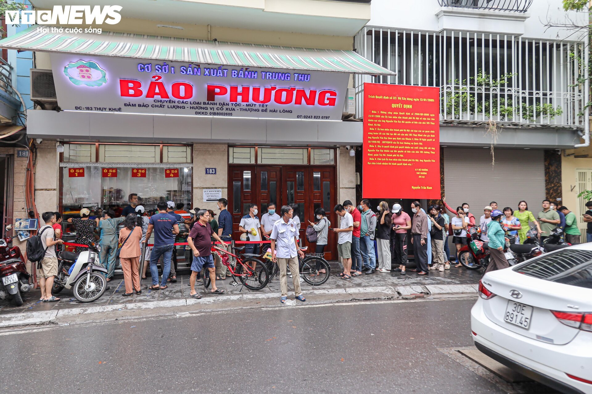 Hàng trăm người xếp hàng chờ mua bánh trung thu ở Hà Nội - Ảnh 1.