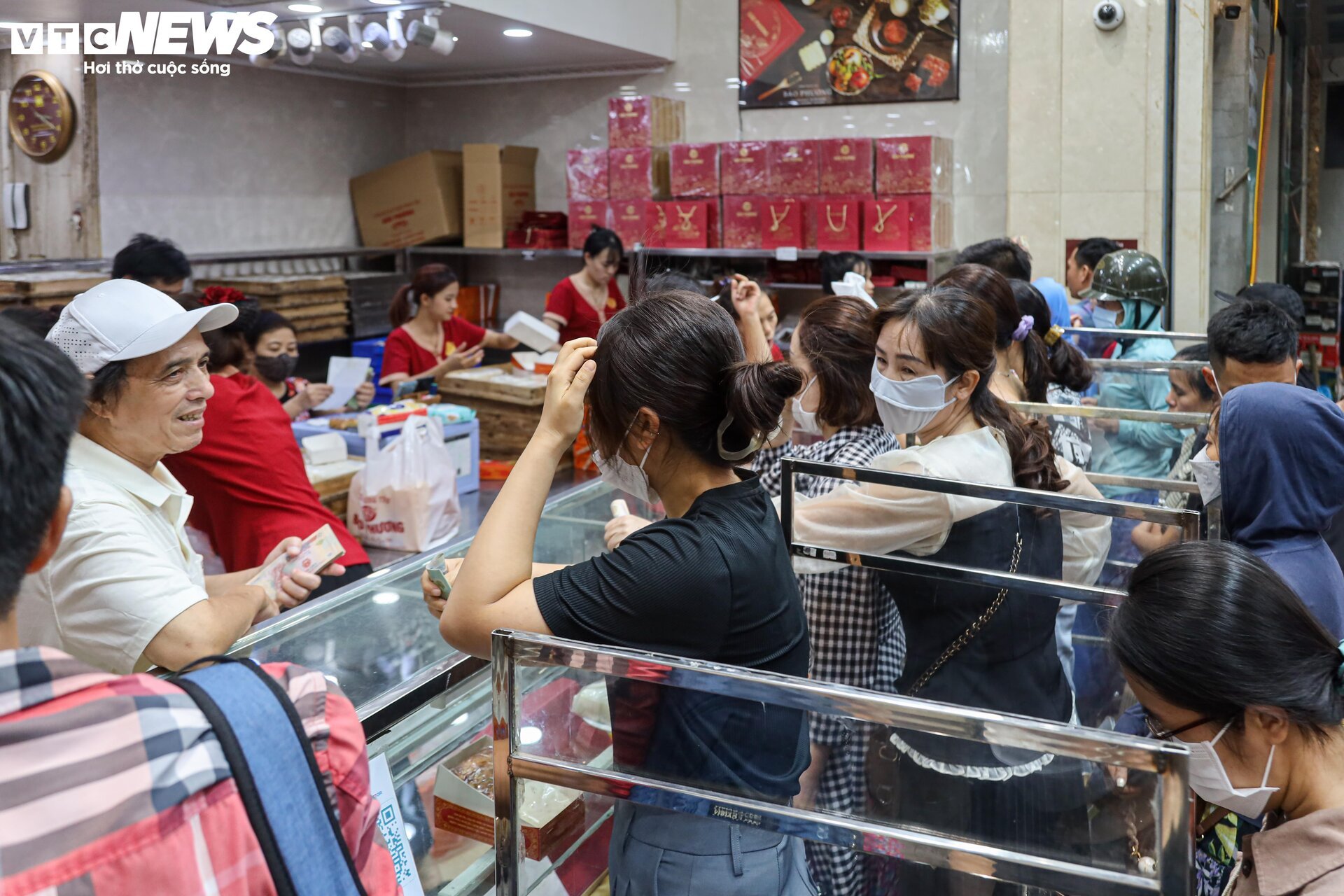 Hàng trăm người xếp hàng chờ mua bánh trung thu ở Hà Nội - Ảnh 15.