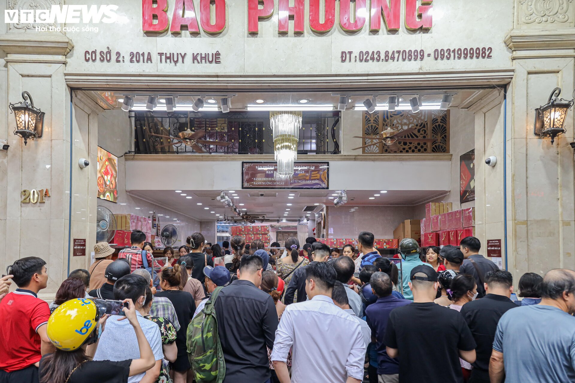 Hàng trăm người xếp hàng chờ mua bánh trung thu ở Hà Nội - Ảnh 14.