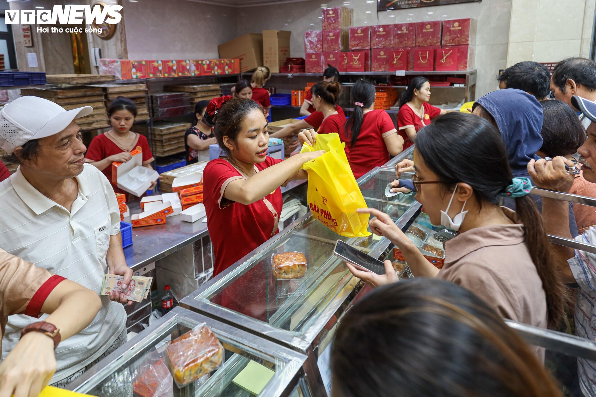 Hàng trăm người xếp hàng chờ mua bánh trung thu ở Hà Nội - Ảnh 16.