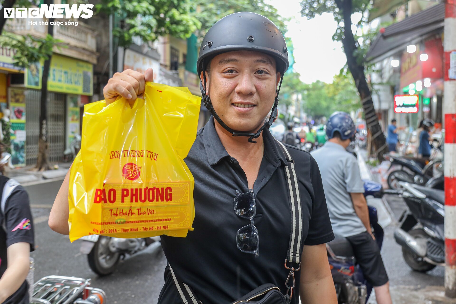 Hàng trăm người xếp hàng chờ mua bánh trung thu ở Hà Nội - Ảnh 9.