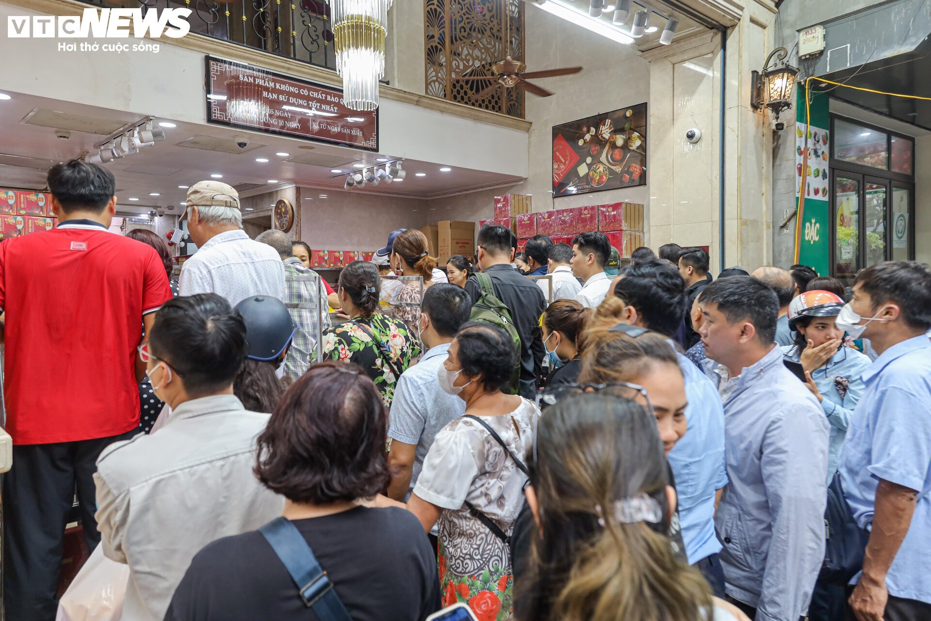 Hàng trăm người xếp hàng chờ mua bánh trung thu ở Hà Nội - Ảnh 17.