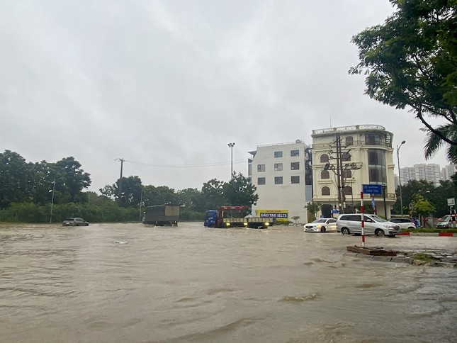 Sau trận mưa lớn, đại lộ Thăng Long ngập như sông, ùn tắc giao thông nhiều km - Ảnh 7.