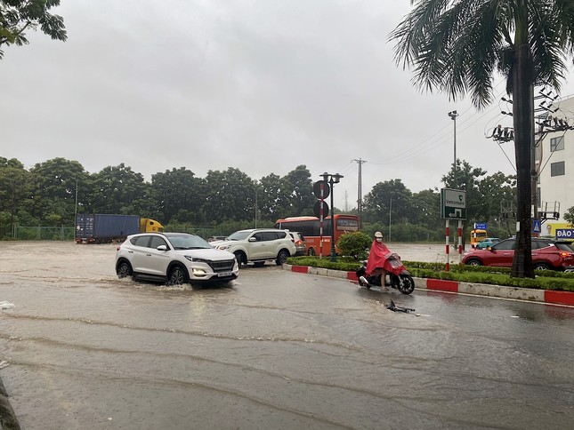 Sau trận mưa lớn, đại lộ Thăng Long ngập như sông, ùn tắc giao thông nhiều km - Ảnh 4.