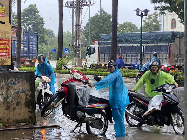 Sau trận mưa lớn, đại lộ Thăng Long ngập như sông, ùn tắc giao thông nhiều km - Ảnh 5.