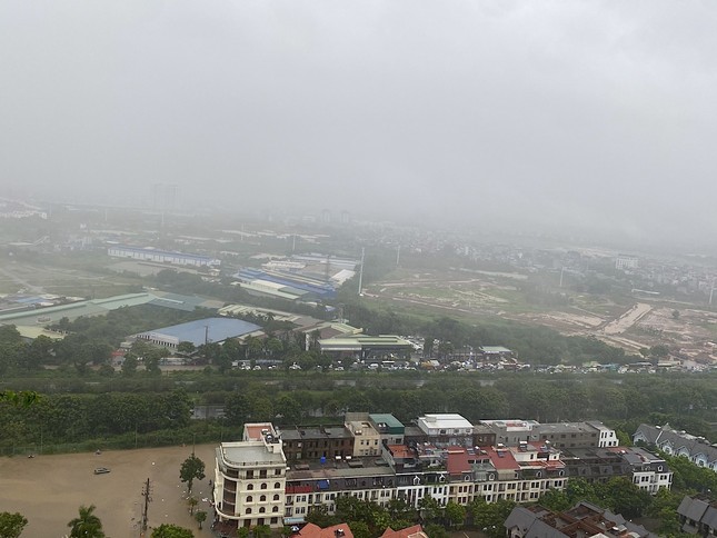 Sau trận mưa lớn, đại lộ Thăng Long ngập như sông, ùn tắc giao thông nhiều km - Ảnh 1.