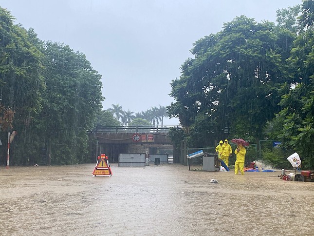 Sau trận mưa lớn, đại lộ Thăng Long ngập như sông, ùn tắc giao thông nhiều km - Ảnh 11.