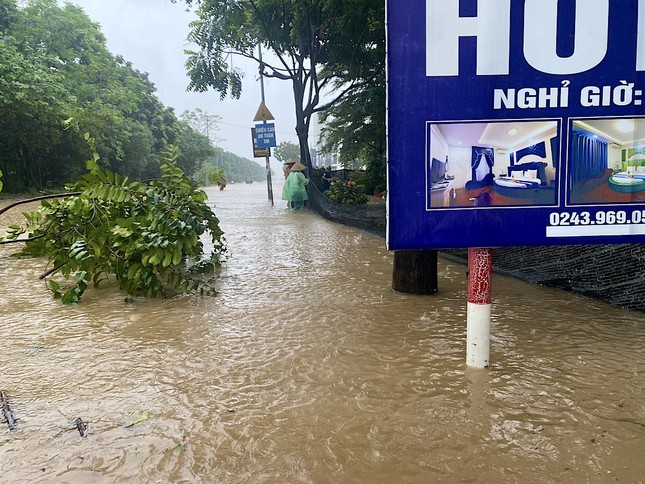 Sau trận mưa lớn, đại lộ Thăng Long ngập như sông, ùn tắc giao thông nhiều km - Ảnh 9.