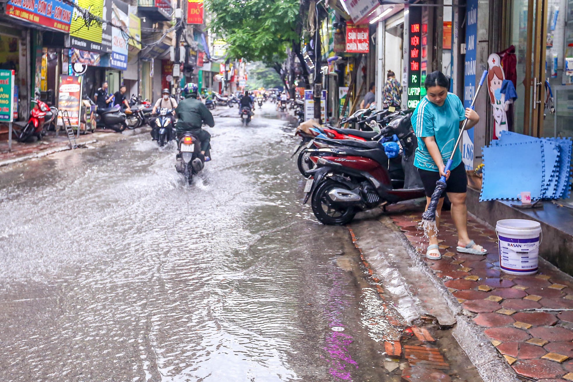 Người dân bì bõm về nhà trên những con phố ngập nước ở Hà Nội - Ảnh 15.