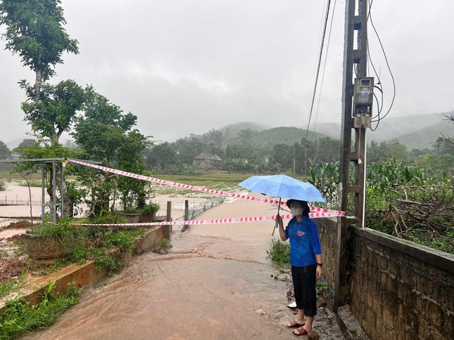 Nghệ An: 1.734 nhà dân bị ngập, 322 hồ đập đầy nước do mưa lũ - Ảnh 17.