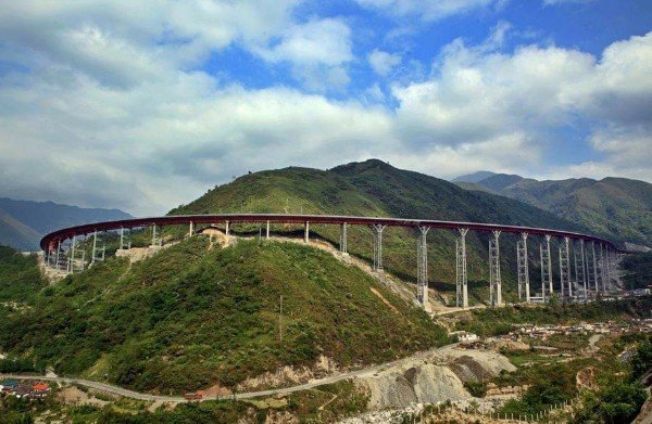 “Thiên lộ trên mây” tốn hơn 80.000 tỷ đồng ở Trung Quốc: Dài 240km, mất 5 năm để xây dựng, tựa rồng uốn lượn qua núi - Ảnh 2.